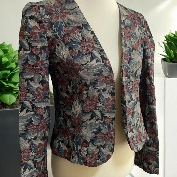 Red and Green Cropped Blazer with‎ Notched Lapels - Picture 7 of 12